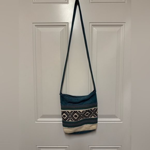 Beautiful Ecuador Turquoise Bead Printed Cross Body Bag - Picture 2 of 5